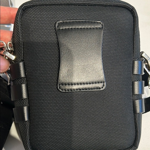🔥🔥🔥Compact Black Messenger Bag with Adjustable Strap and Minimalist Design - Picture 8 of 10
